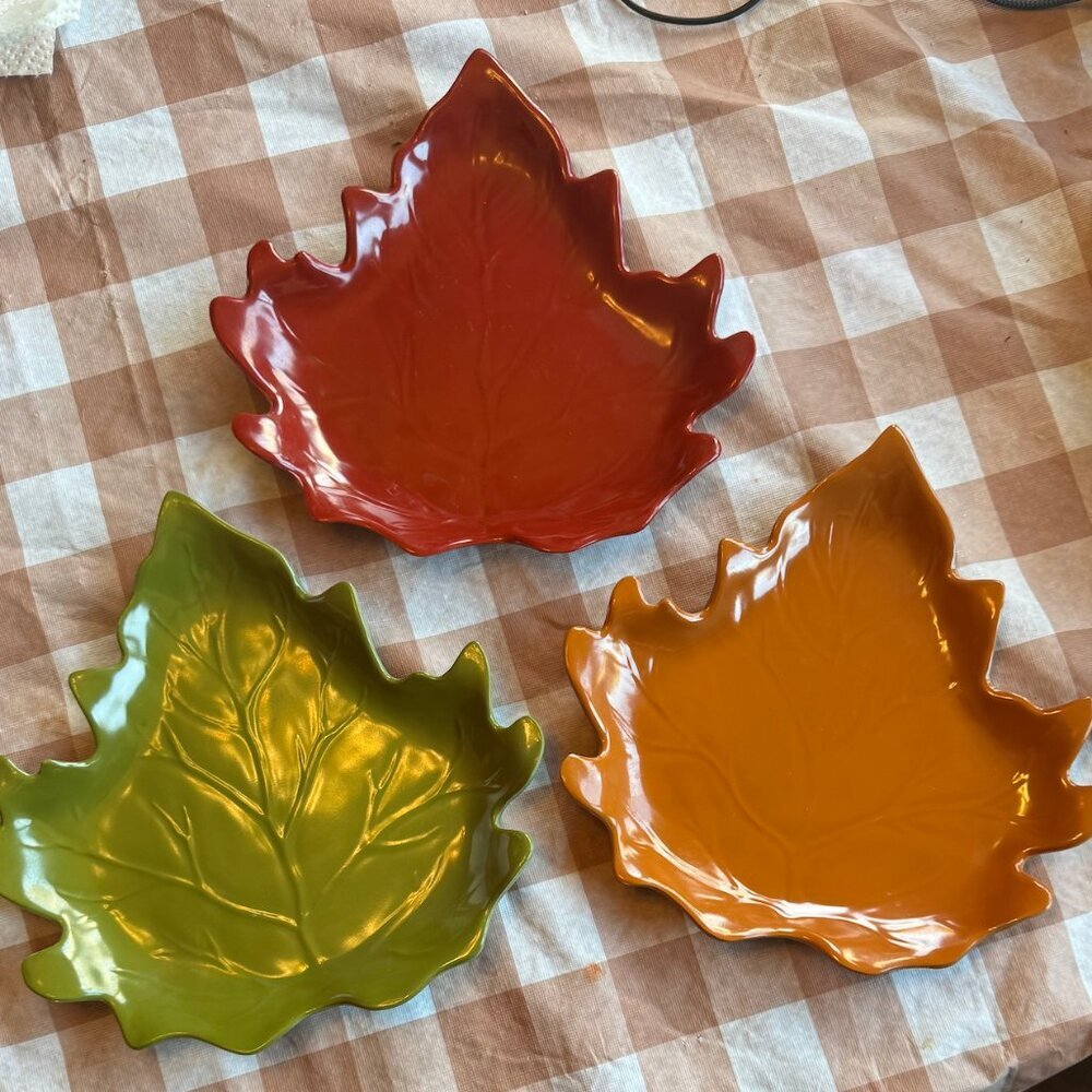 Set of three leaf shaped plates: Material Plastic